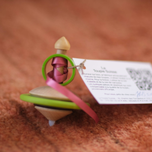 toupie-zen-et-lanceur-ruban-ficelle-5-min-rose-matoupie-jean-pierre-de-siebenthal-artisan-local-faiseur-de-toupies-fabrication-suisse