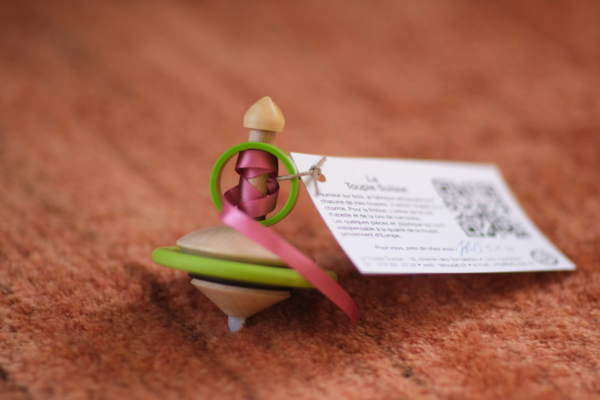 toupie-zen-et-lanceur-ruban-ficelle-5-min-rose-matoupie-jean-pierre-de-siebenthal-artisan-local-faiseur-de-toupies-fabrication-suisse