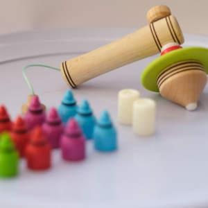 jeu-spin-it-up-inclus-13-toupies-matoupie-jean-pierre-de-siebenthal-artisan-local-faiseur-de-toupies-fabrication-suisse