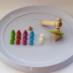 jeu-spin-it-up-inclus-13-toupies-matoupie-jean-pierre-de-siebenthal-artisan-local-faiseur-de-toupies-fabrication-suisse