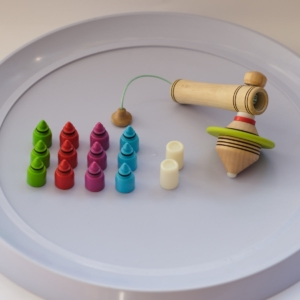 jeu-spin-it-up-inclus-13-toupies-matoupie-jean-pierre-de-siebenthal-artisan-local-faiseur-de-toupies-fabrication-suisse